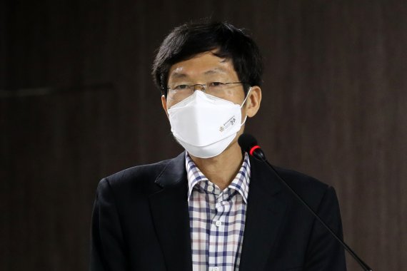 [서울=뉴시스] 박진희 기자 = 김성배 국립경주문화재연구소 소장이 16일 서울 종로구 국립고궁박물관에서 경주 동궁과 월지 '나' 지구 북편 발굴조사 중에 출토한 금박 유물 '선각단화쌍조문금박' 공개 행사를 하고 있다. '선각단화쌍조문금박'은 8세기 통일신라시대 금속공예의 정수를 보여준다는 평가이다. 2022.06.16. pak7130@newsis.com