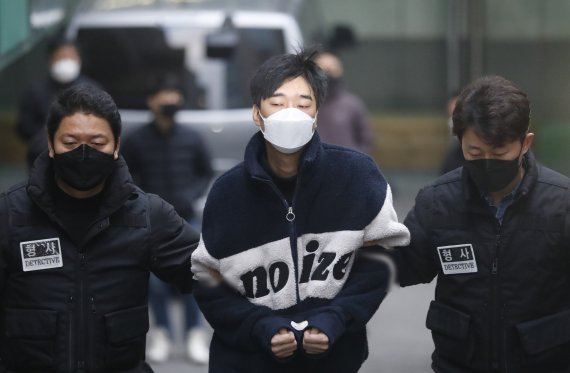 '스토킹 살인' 김병찬이 지난해 11월 29일 서울 남대문경찰서에서 호송차로 향하고 있다. /사진=뉴시스