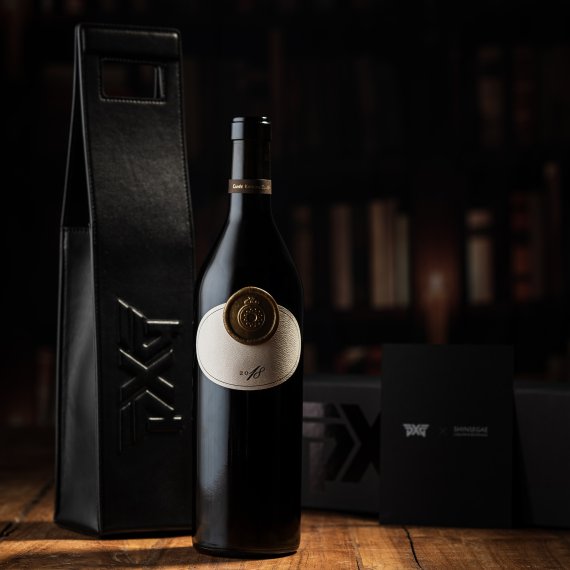 PXG가 신세계L&B(이하 신세계엘앤비)와 미국 프리미엄 와인 제품에 콜라보레이션으로 출시한 굿즈 패키지. /사진=PXG