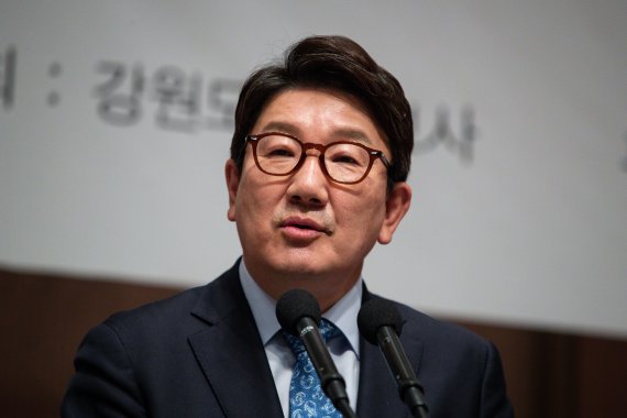 [서울=뉴시스] 국회사진기자단 = 권성동 국민의힘 원내대표가 16일 서울 중구 프레스센터에서 열린 윤석열 정부와 강원특별자치도 법제화 비전선언 심포지엄에서 축사를 하고 있다.