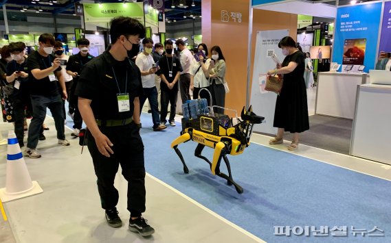 보스턴 다이내믹스의 로봇 개 ‘스팟’이 16일 열린 ‘넥스트라이즈(NextRise) 2022, 서울’ 행사장 곳곳을 걸어 다니고 있다. 사진=김동찬 기자