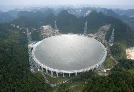 세계 최대 규모의 전파망원경(FAST) '톈옌'(天眼). © 로이터=뉴스1 © News1 최종일 기자