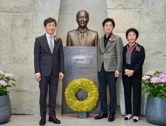 정몽규 HDC그룹 회장(왼쪽 첫번째)과 황동혁 감독(왼쪽 두번째), 故 정세영 HDC그룹(전 현대산업개발) 명예회장의 부인 박영자 여사가 '포니정 혁신상' 시상식 이후 기념사진을 찍고 있다. HDC현산 제공