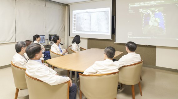 삼성서울병원 심장뇌혈관병원 폐고혈압센터 다학제팀이 치료 방향을 결정하기 위해 회의를 진행하고 있다. 삼성서울병원 제공