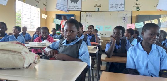엘씨드인터내셔널 후원으로 전달된 교육 자료로 공부를 하고 있는 잠비아 어린이들. 월드비전 제공