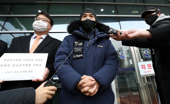 청와대 지침 뭐였길래.."북한이 시신 소각"했다던 軍, 갑자기 말 바꿨나