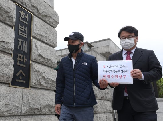 북한군에 피살된 해양수산부 공무원 이모씨 형인 래진씨(왼쪽)와 김기윤 변호사. 사진=뉴스1