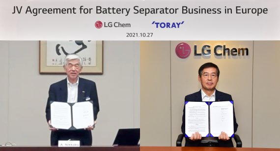 지난 2021년 10월 신학철 LG화학 부회장(오른쪽)과 닛카쿠 아키히로 도레이 사장이 온라인으로 합작법인 설립계약을 체결하고 기념촬영을 하고 있다. (LG화학 제공) 사진=뉴시스