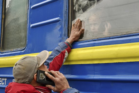 [크라마토르스크=AP/뉴시스] 3월 2일(현지시간) 우크라이나 동부 크라마토르스크의 기차역에서 우크라이나 서부로 향하는 열차에 탑승한 어린이가 창문을 통해 배웅 나온 남성과 휴대전화로 작별 인사를 하고 있다. 2022.03.02.