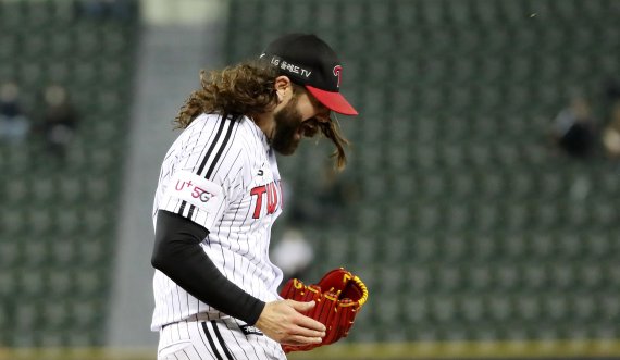 [서울=뉴시스] 추상철 기자 = 16일 오후 서울 송파구 잠실야구장에서 열린 '2022 KBO리그' 삼성라이온즈와 LG트윈스의 경기, 7회초 2아웃 주자 2루 상황에서 LG 켈리가 잔루로 마무리 한 후 포효하고 있다. 2022.06.16. scchoo@newsis.com