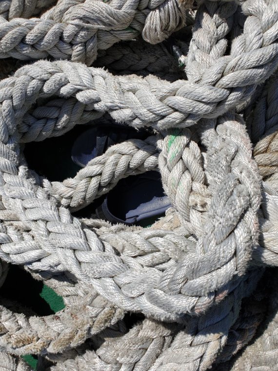 [인천=뉴시스] 이종철 기자 = 24일 인천해양경찰서는 인천시 옹진군 소연평도 해상에서 최근 북한의 총격으로 사망한 공무원 A(47)씨가 타고 있던 어업지도선 무궁호10호를 조사했다. 사진은 무궁화10호에 남아 있는 A씨의 슬리퍼. (인천해양경찰서 제공) 2020.09.24. photo@newsis.com