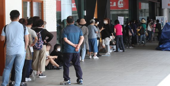 [서울=뉴시스] 조수정 기자 = 13일 오전 서울 시내 한 대형마트 앞에서 포켓몬빵을 구입하려는 소비자들이 마트 개점시간 전부터 줄서 기다리고 있다. 2022.06.13. chocrystal@newsis.com