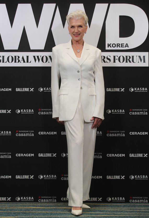 [서울=뉴시스] 권창회 기자 = 모델 메이 머스크가 15일 오후 서울 송파구 소피텔 서울 앰버서더 그랜드 볼룸에서 열린 '글로벌 우먼 리더스 포럼'에 앞서 기념촬영을 하고 있다. 2022.06.15. kch0523@newsis.com