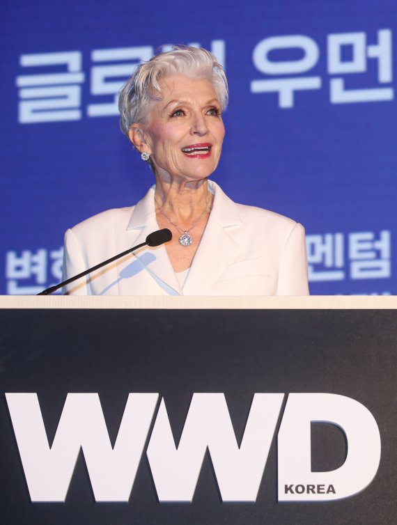 [서울=뉴시스] 권창회 기자 = 모델 메이 머스크가 15일 오후 서울 송파구 소피텔 서울 앰버서더 그랜드 볼룸에서 열린 '글로벌 우먼 리더스 포럼'에서 축사를 하고 있다. 2022.06.15. kch0523@newsis.com
