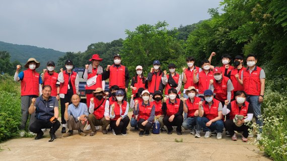 17일 경기 안성시에서 한국디자인진흥원 임직원들이 감자 농가 일손 돕기 봉사활동에 참가해 기념촬영을 하고 있다. 한국디자인진흥원 제공.