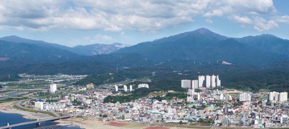 17일 양양군은 ‘2021년 양양군 사회조사’에서 향후 양양군 거주의사가 75.2%로 높게 나타났으나, 10대~20대의 정주의사는 매우 낮아 연령별로 현격한 차이를 보이며 청소년층과 30대 이상층으로 양극화되 현상을 보였다고 밝혔다. 사진은 양양읍 전경. 사진=양양군 제공