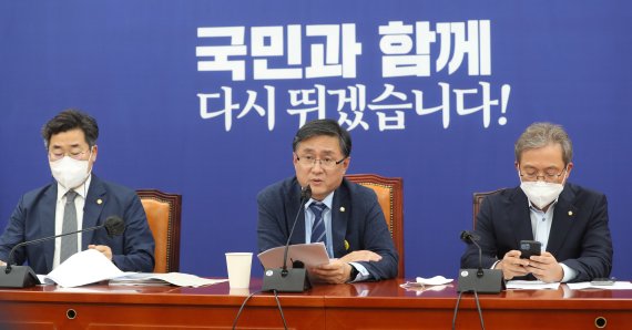 김성환 더불어민주당 정책위의장이 17일 오전 서울 여의도 국회에서 기자간담회를 하고 있다. 왼쪽부터 박찬대 의원, 김성환 정책위의장, 송기헌 의원. 사진=뉴스1화상