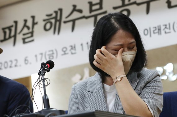 北피살 공무원 유족 "문재인 전 대통령, 장관 보고라인 고소할 것"