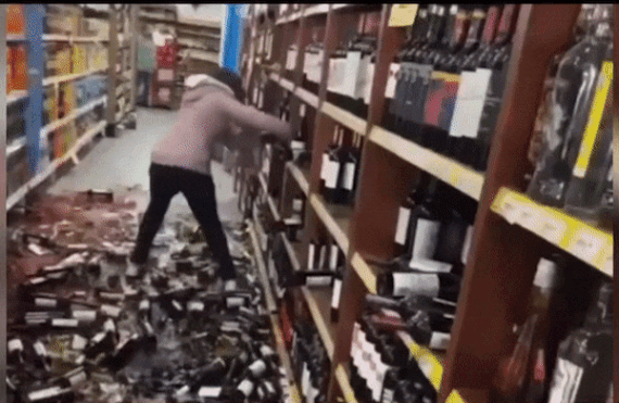 아르헨티나 중부 라파엘라시의 한 슈퍼마켓에서 해고된 여 직원이 자신의 분노를 참지 못하고 와인 수백 병을 바닥에 내동댕이치고 있다.<div id='ad_body3' class='mbad_bottom' ></div> /영상=트위터
