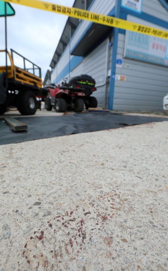 17일 전북 정읍시 북면의 흉기난동 살인사건 현장에 피 묻은 발자국이 남아 있다. 2022.6.17/뉴스1 © News1 유경석 기자