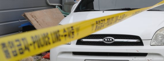 17일 전북 정읍시 북면의 흉기난동 살인사건 현장에 정차된 차량에 핏자국이 남아 있다. 2022.6.17/뉴스1 © News1 유경석 기자