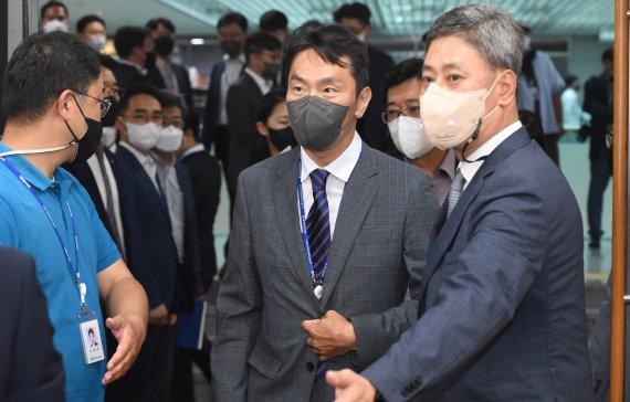[서울=뉴시스] 고범준 기자 = 이복현 신임 금감원장이 13일 오후 서울 여의도 국회 의원회관에서 열린 가상자산 시장의 공정성 회복과 투자자 보호대책 긴급점검 당정간담회에 참석하고 있다. (공동취재사진) 2022.06.13. photo@newsis.com