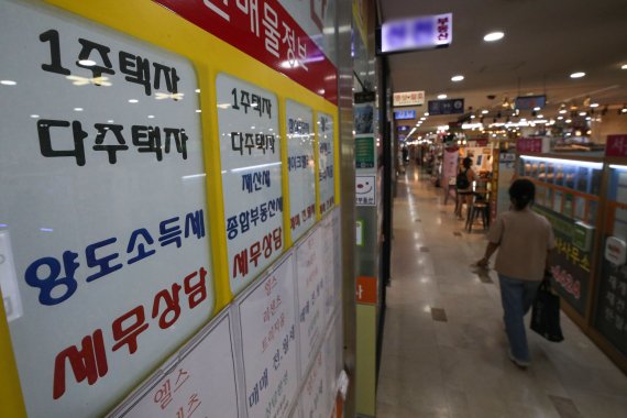 지난 17일 서울 시내 부동산 밀집 상가에 붙어있는 세금 상담 안내 문구. /사진=뉴시스화상