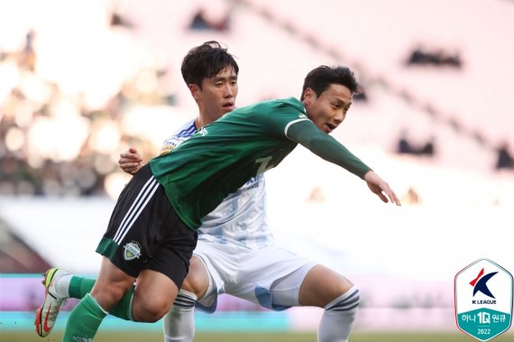 [서울=뉴시스]전북과 울산의 현대가더비. (사진=프로축구연맹 제공)