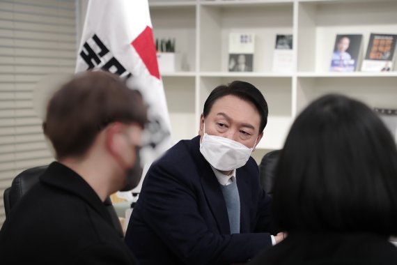 윤석열 대통령이 국민의힘 후보 시절이던 지난 1월31일 오후 서울 여의도 당사에서 지난 2020년 서해상에서 북한군에 피살된 공무원의 유가족과 면담하고 있다. (국민의힘 선대본 제공) 2022.1.31/뉴스1 © News1 구윤성 기자