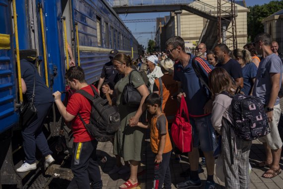 [포크로우스크=AP/뉴시스] 지난 10일(현지시간) 우크라이나 포크로우스크 기차역에서 피란민들이 우크라이나 서부로 향하는 대피 열차에 탑승하고 있다. 2022.06.17.