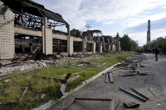 [키이우=AP/뉴시스] 지난 5일(현지시간) 러시아의 미사일 공격으로 피해를 입은 우크라이나 키이우 철도 서비스 시설에서 잔해가 길가에 나뒹굴고 있다. 2022.06.17.