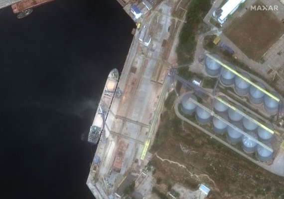 [AP/뉴시스] 막사르 테크놀로지가 제공한 위성 사진에 지난 12일(현지시간) 우크라이나 크름반도 세바스토폴 항구에서 러시아 선박이 곡물을 적재하는 모습이 보이고 있다. 2022.06.17.