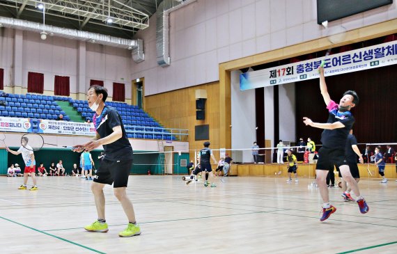 [괴산=뉴시스] 강신욱 기자 = 17일 충북 괴산문화체육센터에서 17회 충북 어르신 생활체육대회 배드민턴 개인복식 경기가 펼쳐지고 있다. 2022.06.17. ksw64@newsis.com
