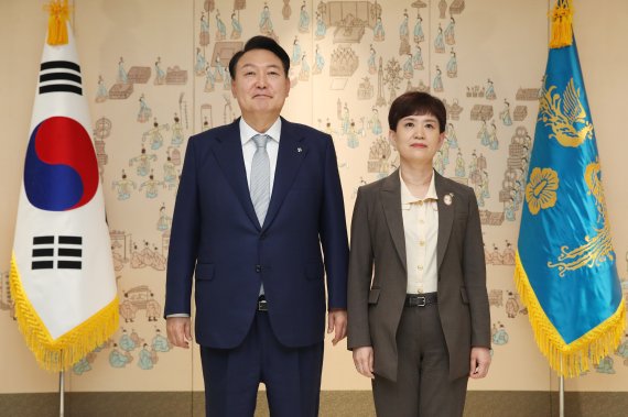 [서울=뉴시스] 전신 기자 = 윤석열 대통령이 7일 서울 용산 대통령실 청사에서 안미영 특별검사에게 임명장을 수여한 후 기념촬영하고 있다. 공군 성폭력 피해자 고 이예람 중사 사망 사건의 진상 규명을 위한 특검팀은 이날 서울 서대문구 미근동 사무실에서 현판식을 열고 공식 출범했다. 2022.06.07. photo1006@newsis.com