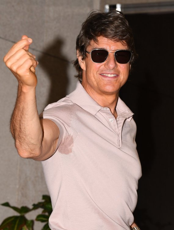 할리우드 배우 톰 크루즈가 17일 김포공항을 통해 전용기로 내한해 하트를 그리고 있다.. (공동취재) © News1 권현진 기자