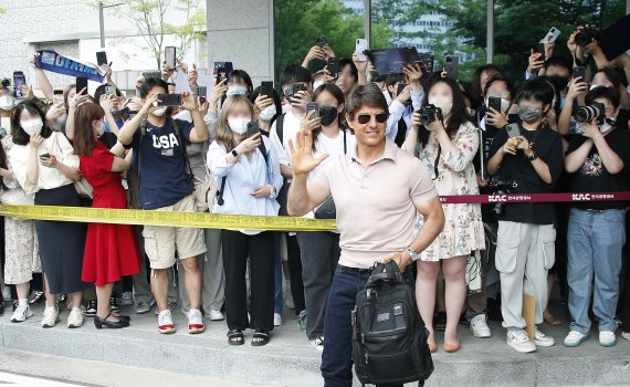 할리우드 배우 톰 크루즈가 17일 김포공항을 통해 전용기로 내한해 근사한 손인사로 팬심을 녹이고 있다. © News1 권현진 기자