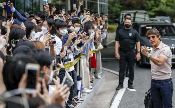 할리우드 배우 톰 크루즈가 17일 김포공항을 통해 전용기로 내한해 팬들과 소통하고 있다. (공동취재)© News1 권현진 기자