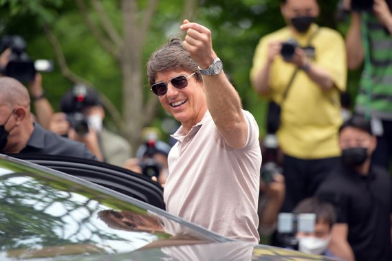 할리우드 배우 톰 크루즈가 17일 김포공항을 통해 전용기로 내한해 환호하는 팬들에게 하트를 보내고 있다. (공동취재)© News1 권현진 기자