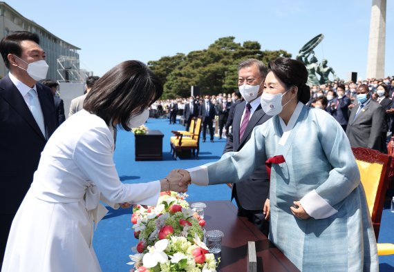 윤석열 대통령 부인 김건희 여사가 지난달 10일 서울 여의도 국회 앞마당에서 열린 제20대 대통령 취임식에서 문재인 전 대통령 부인 김정숙 여사와 악수하고 있다.<div id='ad_body3' class='mbad_bottom' ></div> /사진=대통령실 제공