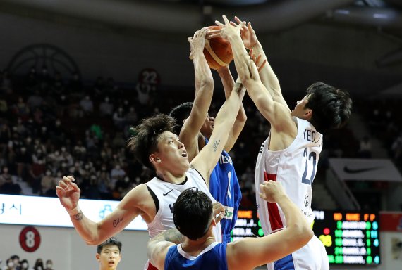 17일 오후 경기 안양 실내체육관에서 열린 'KB국민은행 초청 2022 남자농구 국가대표 평가전' 필리핀과의 경기에서 최준용과 여준석이 리바운드 공을 잡아내고 있다. 2022.6.17/뉴스1 © News1 구윤성 기자