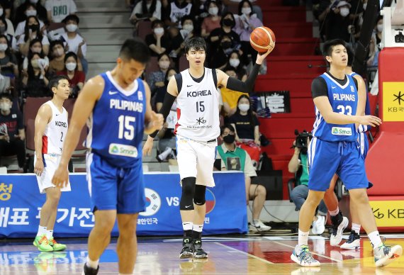17일 오후 경기 안양 실내체육관에서 열린 'KB국민은행 초청 2022 남자농구 국가대표 평가전' 필리핀과의 경기에서 김종규가 공격 준비를 하고 있다. 2022.6.17/뉴스1 © News1 구윤성 기자