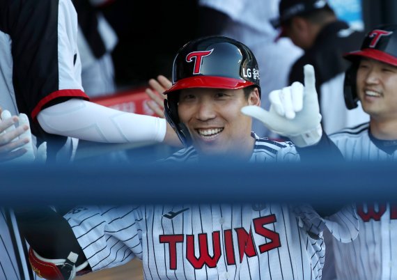 [서울=뉴시스] 추상철 기자 = 16일 오후 서울 송파구 잠실야구장에서 열린 '2022 KBO리그' 삼성라이온즈와 LG트윈스의 경기, 1회말 1아웃 주자 1루상황에서 LG 김현수가 2점 홈런을 때린 후 기뻐하고 있다. 2022.06.16. scchoo@newsis.com