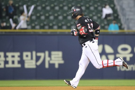 [서울=뉴시스] 권창회 기자 = 6일 오후 서울 송파구 잠실야구장에서 열린 '2022 KBO 리그' KT위즈와 두산 베어스의 경기, 8회 초 KT 박병호가 1점 홈런을 친 뒤 그라운드를 돌고 있다. 2022.05.06. kch0523@newsis.com