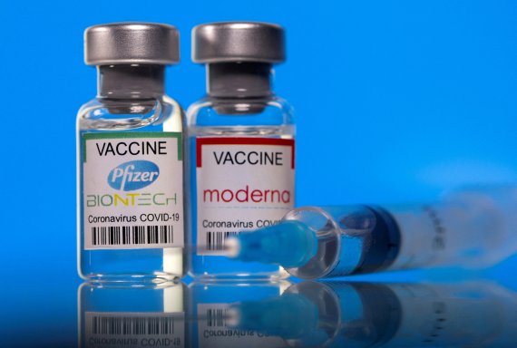 화이자와 모더나의 코로나19 백신. 미국 식품의약청(FDA)은 17일(현지시간) 5세 이하 아동들에 대한 코로나19 백신 접종을 승인했다. 로이터뉴스1