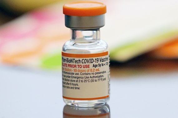 미국 식품의약국(FDA)이 기존 코로나19 백신 접종 대상이 아니던 자국 6개월~4세 영유아를 상대로 화이자와 모더나 백신을 긴급 사용 승인했다. 사진은 화이자-바이오앤 테크사가 개발한 5세에서 11세 어린이용 코로나19 백신. AP뉴시스