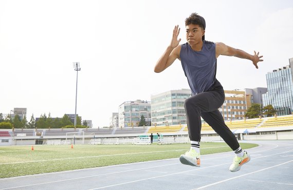조엘진 선수가 김포시종합운동장에서 연습을 하고 있다. / 뉴스1