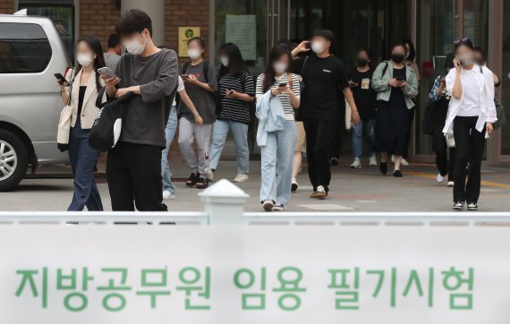 지난 18일 오전 서울 강서구 마곡하늬중학교에 마련된 제43시험장에서 수험생이 2022년도 지방공무원 9급 공채 임용 필기시험을 마치고 나서고 있다./사진=뉴스1화상