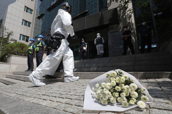 10일 오전 대구 수성구 범어동 변호사 사무실 건물 앞에 희생자를 추모하는 조화(弔花)가 놓여 있다. 2022.6.10/뉴스1 © News1 공정식 기자