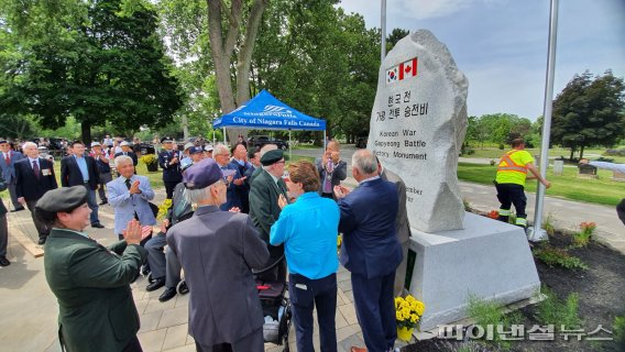 16일 캐나다 나이아가라 폭포 인근 페어뷰 공원묘지에서 열린 가평전투승전비 제막식. 사진제공=가평군