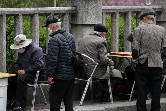 [서울=뉴시스] 지난 4월 서울 종로구 탑골공원 인근에서 어르신들이 장기를 두고 있다. 2022.06.18. (사진 = 뉴시스DB) photo@newsis.com